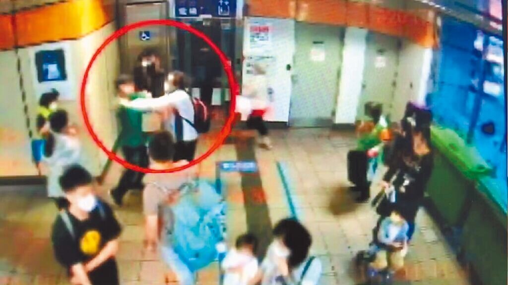 郭姓阿伯在捷運站搭電梯與陳男發生口角,兩人扭打成一團,遭警方依違反社維法裁罰。(警方提供)
