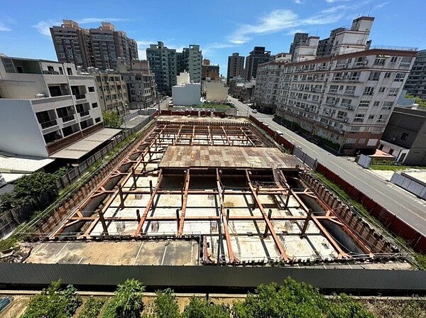 斥資2.3億元打造的香山綜合休閒運動館新建工程目前進度34%,近月停工引起地方關切。圖/市議員陳慶齡提供