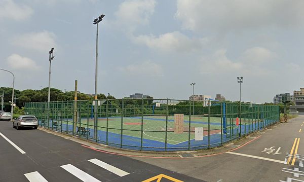 新北市林口市9用地目前是籃球場，市府有意開發為林口消防分隊及托老、托幼等綜合大樓，但當地居民擔心該處路幅不寬，日後恐造成行車動線混亂。圖／新北市市場處提供