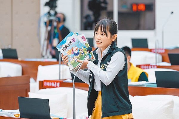 新竹市本土語言教科書循環使用,封面掉落、破損。(廖子齊提供/王惠慧新竹傳真)