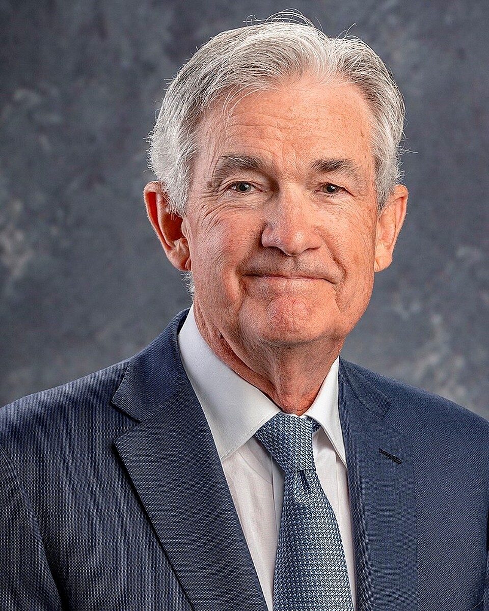 主席鮑爾（Jerome Powell）等其他人則支持暫不升息，除非數據顯示經濟比預期中強勁。圖／維基百科