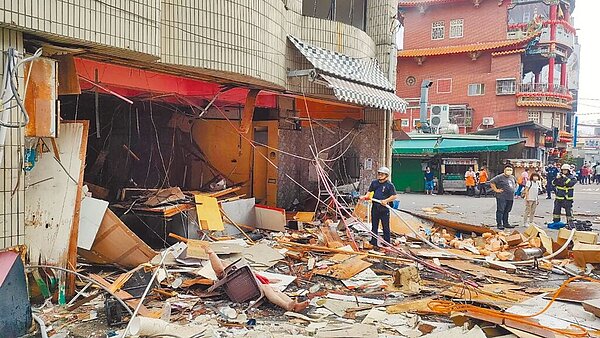 苗栗市南苗三角公園旁牛肉麵店3日上午發生氣爆,整個店面炸得面目全非。(讀者提供/謝明俊苗栗傳真)