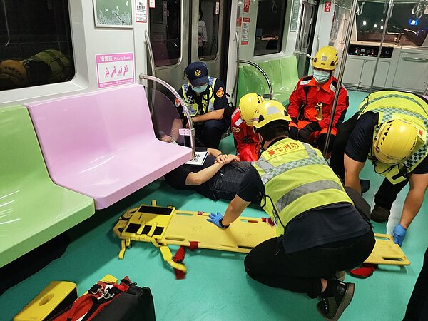 消防人員救護重傷旅客。圖/台中捷運提供