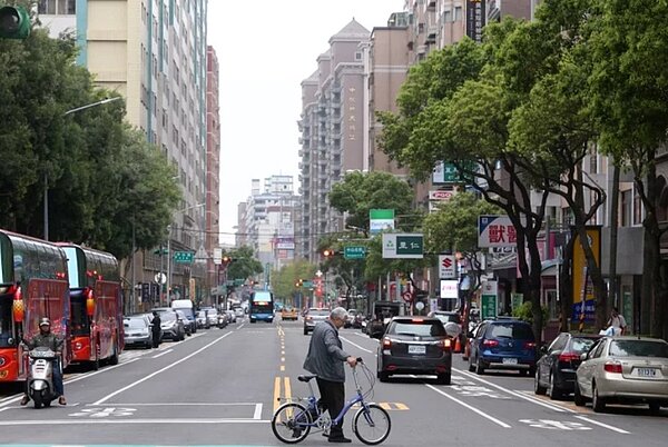 桃園市蘆竹區南崁一帶面臨停車位不足問題,桃園市政府規畫蘆竹新行政園區增加市區停車空間,但因物料上漲,預估建造經費將從14億元增加至20億元,民代憂心恐影響興建期程。圖/聯合資料照