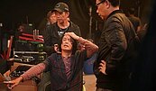 超敬業！68歲周潤發拍片「頭破血流」縫5針　處理完繼續工作