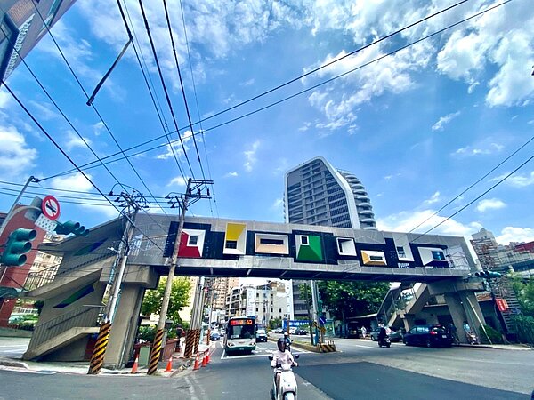 八里龍米陸橋於今(4日)清晨正式功成身退。圖/新北市養工處提供