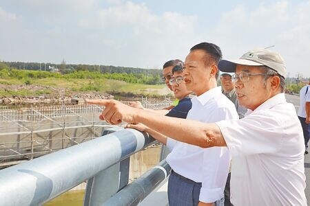 嘉義縣臥龍橋改建即將開放通行，縣長翁章梁（中）視察工程。（廖素慧攝）