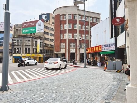 新竹東門圓環車道上出現一大塊禁止區域,既不給人走又禁行汽機車。(王惠慧攝)