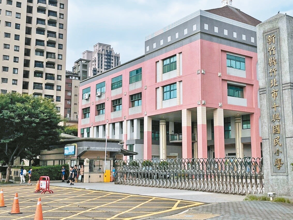 民代質疑竹北學生「同戶籍不同學校」亂象，竹縣教育局說，新生入學依設籍時間先後排序，超出學校名額再啟動轉安置計畫。記者黃羿馨／攝影 