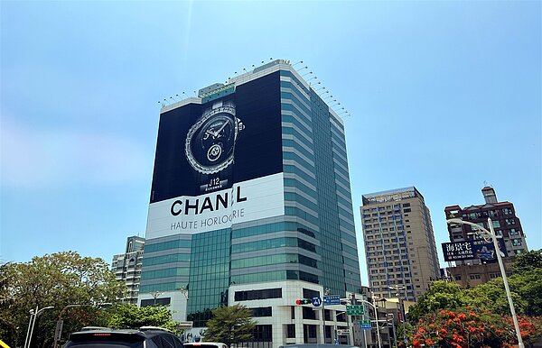 外牆成精品廣告首選的高雄愛河畔商辦，蓋好18年未啟用。記者王昭月／攝影 