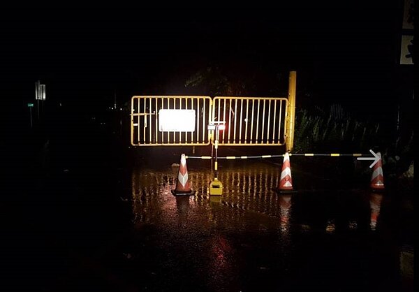 蘇花公路豪雨不斷,造成部分路段出現落石,公路總局晚間緊急宣布,南澳至和平路段,目前只出不進。圖/公路總局四區處提供