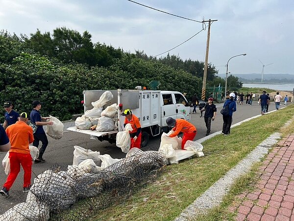 「蔚藍淨海 攜手減/撿塑」夏季淨灘，參與人數多達600人以上，合計清理垃圾約850公斤、資源回收物約180公斤。（圖／新竹縣政府提供）