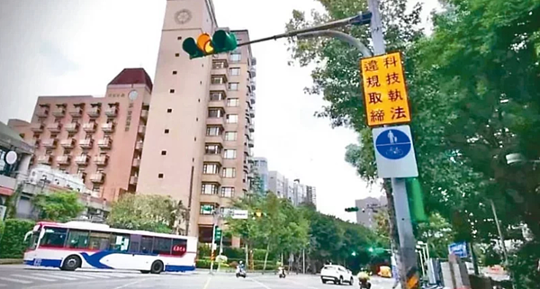 北市去年闖紅燈取締件數高達11萬7148件,傷亡1424人;今年截至4月底已近5萬件,傷亡408人。聯合報資料照片