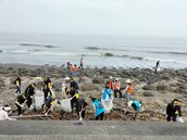 竹縣「蔚藍淨海 攜手減/撿塑」夏季淨灘　600志工清出逾噸廢棄物