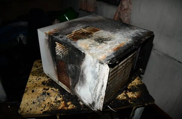 夏季冷氣機使用率高,台北市消防局統計,近3年冷氣機火災125件,起火原因最多是電源線短路占7成,呼籲定期檢查電源線、維護清潔及注意異常徵兆。圖/台北市消防局提供