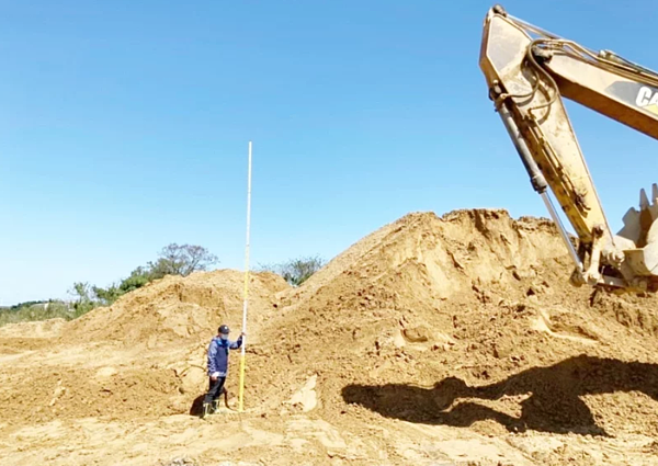 佰歲興業公司廖姓負責人假藉整地之名,開挖土地篩取級配,再回填廢汙泥達五萬六千多公噸。記者周嘉茹/翻攝