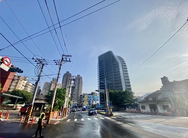 八里龍米陸橋拆除完畢,頓時讓龍米路一段的天際線豁然開朗,呈現嶄新的市容面貌。圖/新北市工務局提供