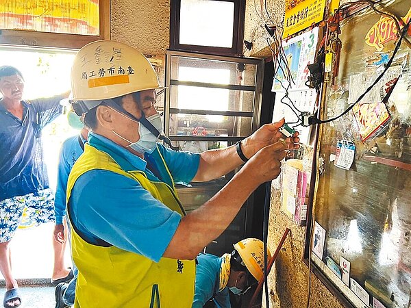 台南市「做工行善團」修繕志工團隊,4日前往永康區為弱勢家庭修繕房屋。(台南市政府勞工局提供/張毓翎台南傳真)