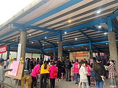 慷慨解囊　週美里發獎學金