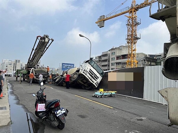 沙鹿一處工地驚傳路面塌陷,導致一名水泥預拌車駕駛受傷送醫。圖/翻攝畫面