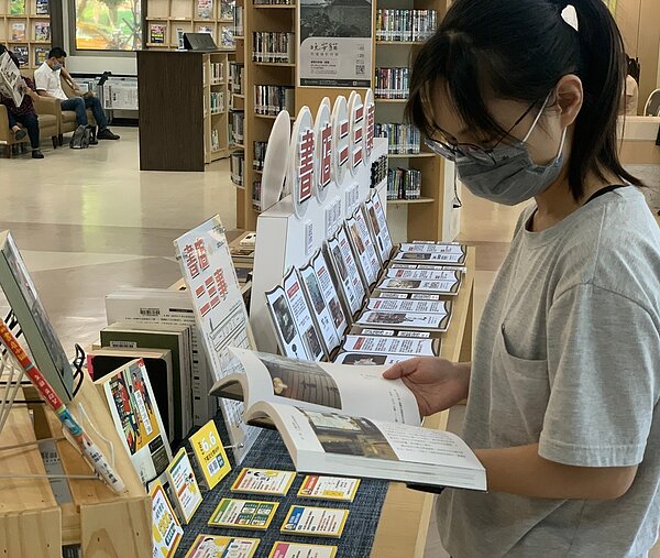 台中市立圖書館總館即日起至6月底推出「書店二三事」書展。圖／台中市政府提供