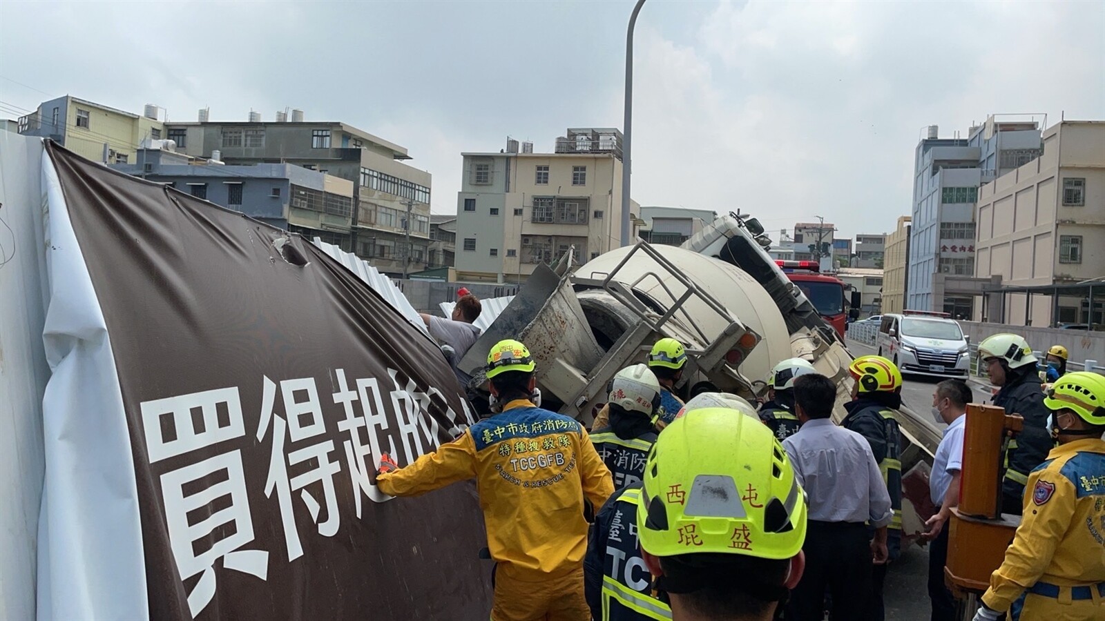 台中沙鹿一處工地發生地面坍方，導致一輛預拌混凝土車掉進坑理。（圖／東森新聞）