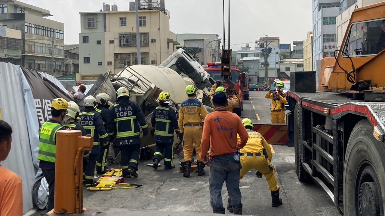 出動沙鹿、龍井、梧棲、西屯分隊及第四大隊，共計25名消防人員，並由大隊長蔡孟栩帶隊指揮搶救。（圖／東森新聞）