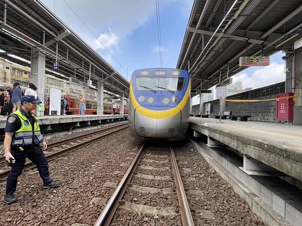 鐵警將報請桃園地檢署檢察官相驗釐清落軌原因。記者周嘉茹／翻攝