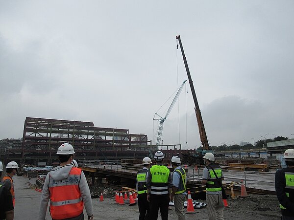 北市勞檢處持續督促工程承包商,做好作業安全衛生管理,以保障工作者職場安全。圖/勞動局提供