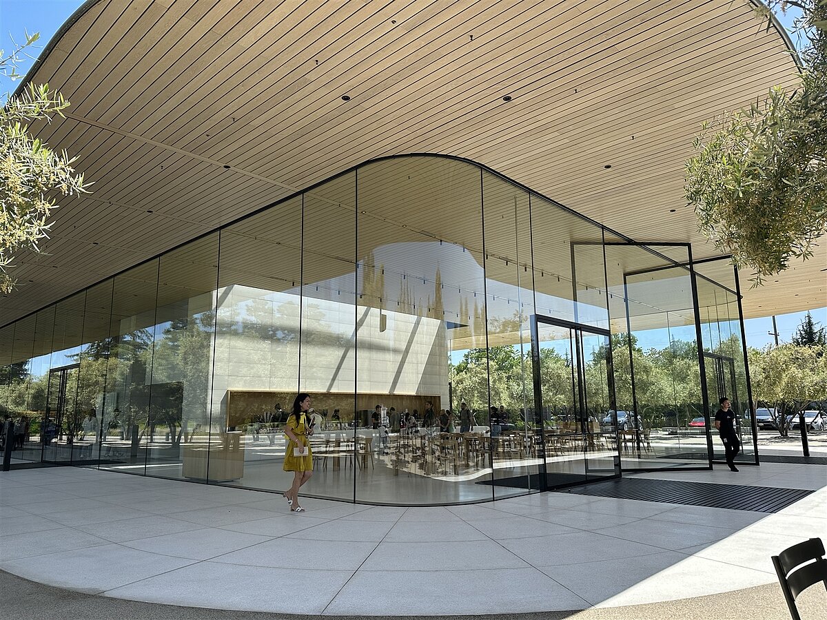 Apple Park Visitor Center每天都有絡繹不絕的遊客朝聖。記者黃筱晴／攝影 