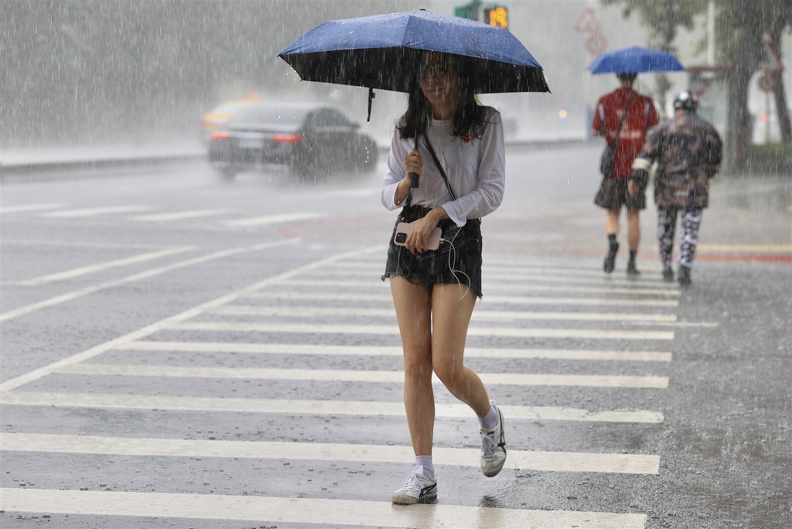 午後對流雲系發展旺盛，易有短延時強降雨，中央氣象局發布大雨特報。記者林伯東／攝影 