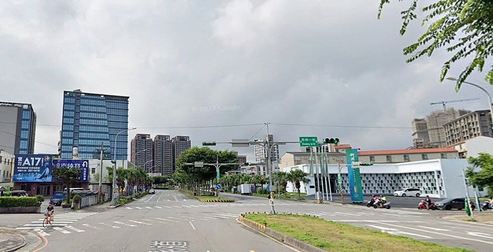 農田水利署桃園管理處辦理桃園市中壢區青平段25、26地號等2筆土地設定地上權，最終由臻鼎科技取得得標人資格。此案基地緊鄰高鐵桃園站、機場捷運A18站，具有絕佳區位優勢，且青埔特區未來發展可期，並可說是「國際型重劃區」，購屋客群多元，潛力相當大。圖／google map

