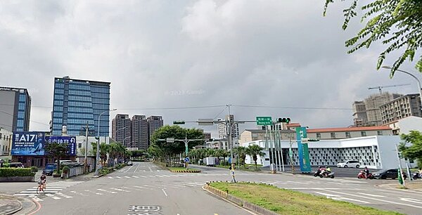 農田水利署桃園管理處辦理桃園市中壢區青平段25、26地號等2筆土地設定地上權,最終由臻鼎科技取得得標人資格。此案基地緊鄰高鐵桃園站、機場捷運A18站,具有絕佳區位優勢,且青埔特區未來發展可期,並可說是「國際型重劃區」,購屋客群多元,潛力相當大。圖/google map