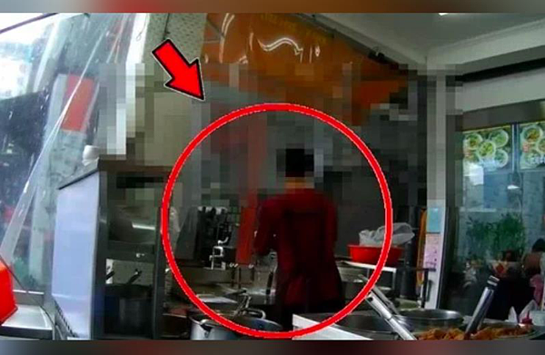 台北市北投區石牌一間牛肉麵店遭外送員爆料在麵湯加料，對此業者回應，目前他在調查中，若有責任他會承擔「頂多石牌店收起來」。圖／摘自爆怨公社