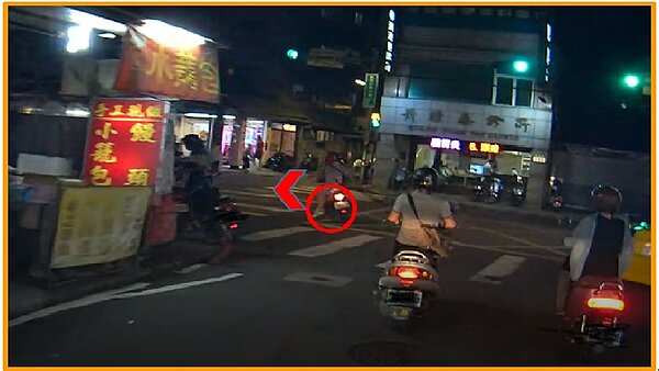 連續轉彎不打方向燈恐吃多張罰單。圖/新北市交通事件裁決處提供