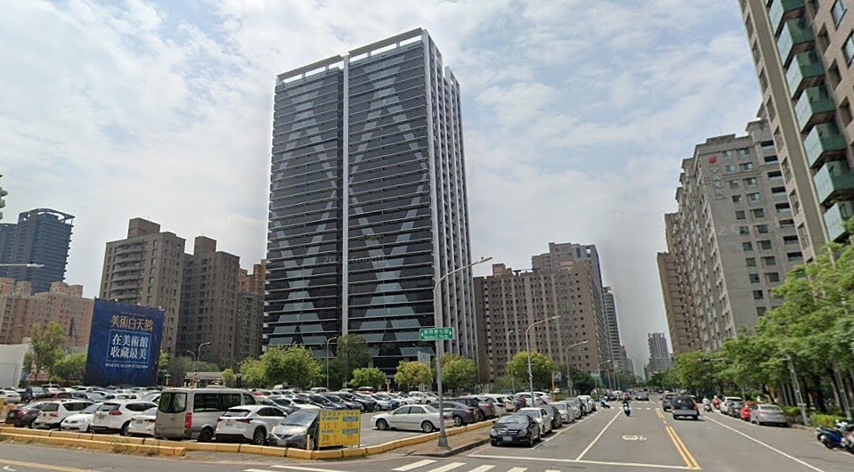 高雄鼓山美術館特區有屋齡約15年的大樓、2房+平面車位的產品成交單價落在30萬~32萬元左右,與鄰近區域預計今年第三季完工交屋的預售案價格差不多,吸引買方。示意圖/google map