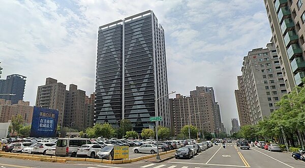 高雄鼓山美術館特區有屋齡約15年的大樓、2房+平面車位的產品成交單價落在30萬～32萬元左右，與鄰近區域預計今年第三季完工交屋的預售案價格差不多，吸引買方。示意圖／google map
