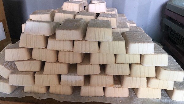 運用廢食用油及環保農園生產的香草純露做成環保皂。圖/台中市環保局提供