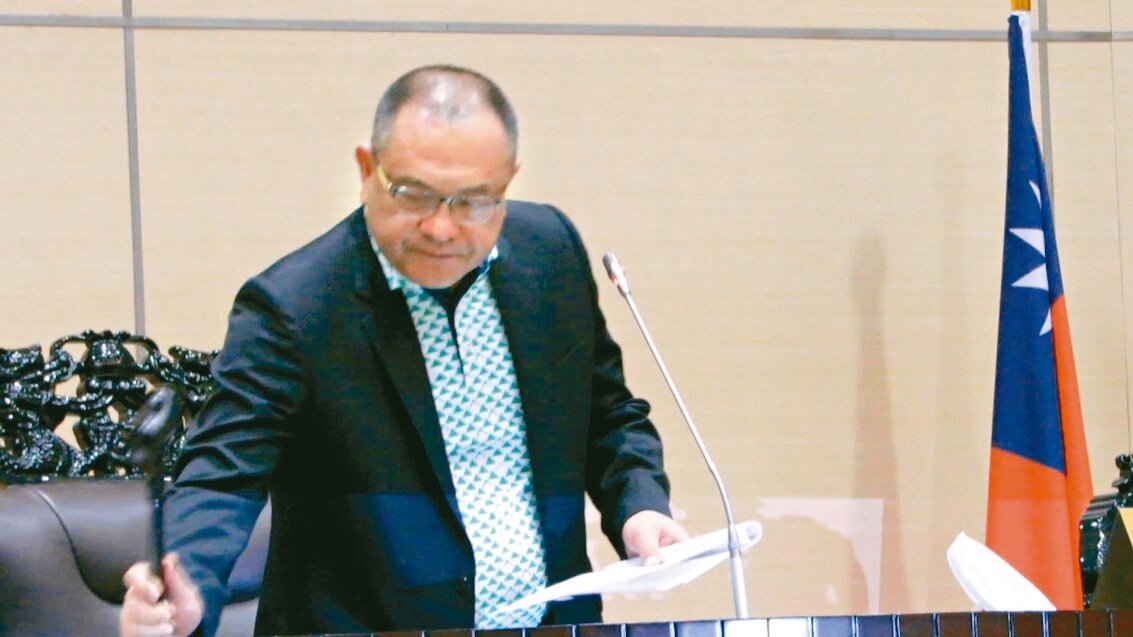 苗栗縣議會昨審查通過發放自治條例草案,議長李文斌(圖)敲槌三讀通過;縣長鍾東錦希望明年春節前首發。記者范榮達/攝影