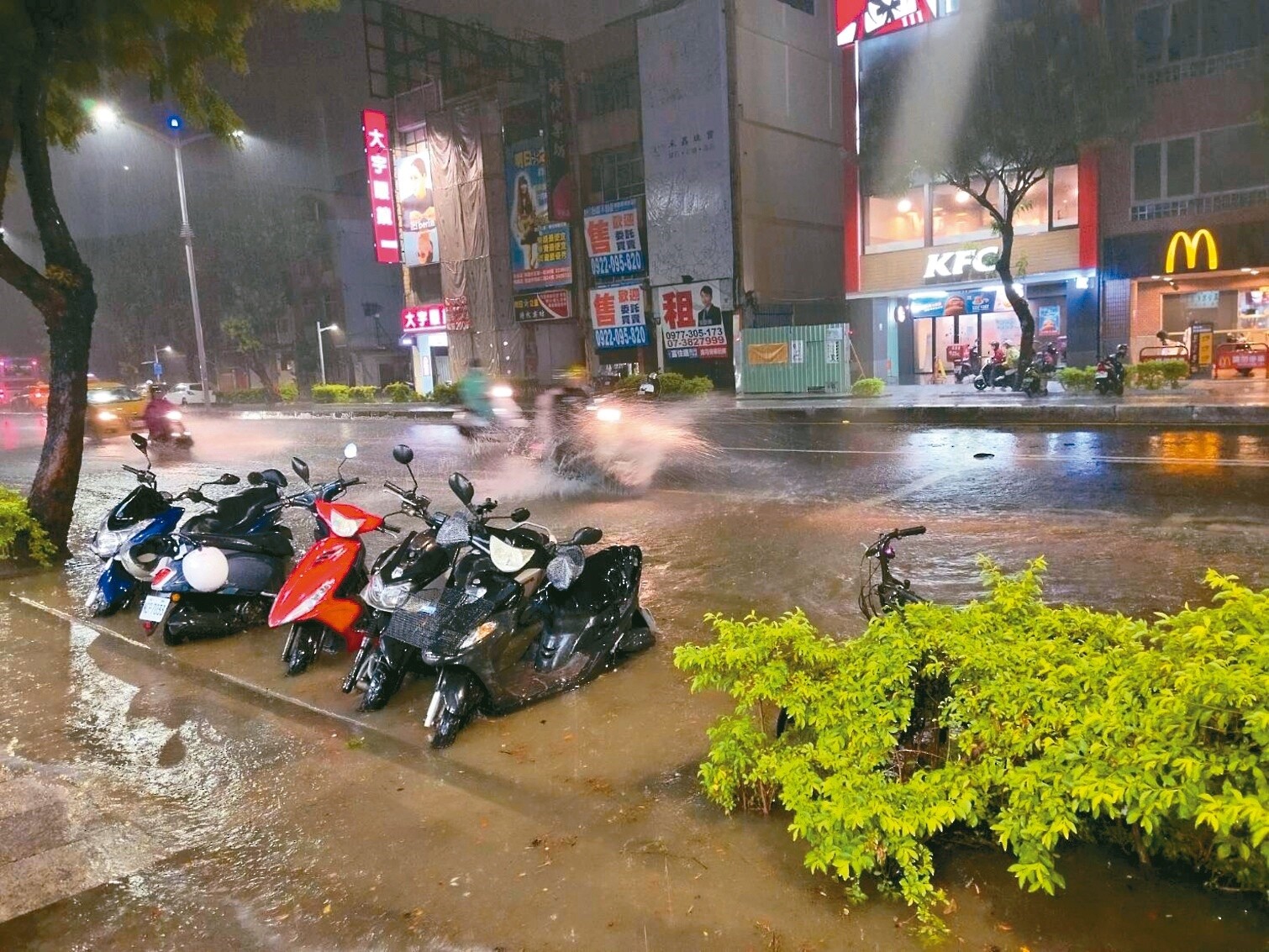 高雄市區前天晚間下起滂沱大雨，雨勢來得又急又猛，文化中心五福路一帶道路積水，一度近半個機車輪胎高。記者王慧瑛／攝影 