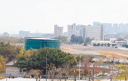 
新竹市議員曾資程5日向市長高虹安提出建議，結合中油油庫保存的油槽並在園區內興建國際足球場，打造文化體育園區。（陳育賢攝）
