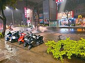 高雄市區大雨　水情轉黃燈再等等