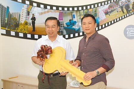 一名清大碩士昨日發文控訴遭王丹伸手進衣服摸腰,並稱王是「性騷慣犯」。圖為2012年10月11日,清華大學啟用宿舍「師長房」,特別邀請客座助理教授王丹(右),一同加入宿舍導師行列。(本報資料照片)