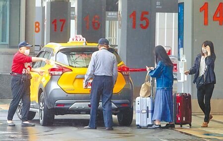 多元計程車業者向交通部提出在松山機場試辦接機計畫,原本4月就要上路,不料之後交通部一紙公文突然喊卡,業者相當火大。圖為松山機場旅客搭乘計程車。(趙雙傑攝)