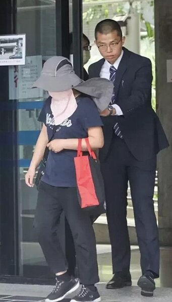 5億賴姓高中生墜樓案,台中地檢署今天再傳賴生母親(左)出庭,預計說明法醫鑑定報告內容。圖/聯合報資料照