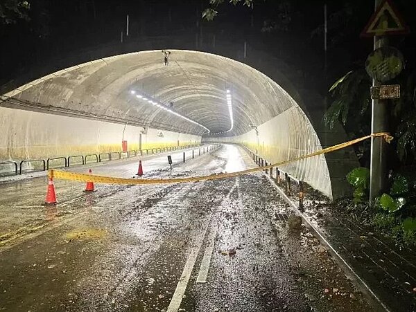 台北市內湖康樂隧道4日因暴雨再度土石滑落，這也是繼去年尼莎颱風來襲，康樂隧道土石崩落雙向車道封閉後，再度土石崩落意外。圖／北市府提供
