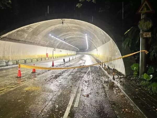 台北市內湖康樂隧道4日因暴雨再度土石滑落，這也是繼去年尼莎颱風來襲，康樂隧道土石崩落雙向車道封閉後，再度土石崩落意外。圖／北市府提供
