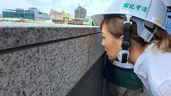 民進黨台北市議員顏若芳與新工處至華榮市場查驗錨栓。圖/台北市議員顏若芳提供