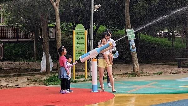 消暑一夏!大受遊客喜愛的潭雅神綠園道終點中科公園「夏日戲水區」今年預計6月10日開放,這回特別新增2座噴水槍,並增設20噸水塔,讓水量維持正常供應。圖/台中市政府提供
