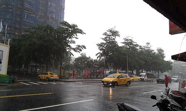 颱風 下雨 雨 潭美颱風(好房News記者林美欣/攝影)